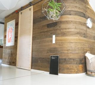 interiordesign_yellowmood_livingroom_woodenwall_DIY_renovation 4