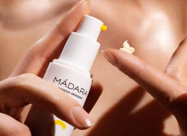 Mádara Vitamin C Illuminating Recovery Cream on koostumukseltaan kermainen voide.