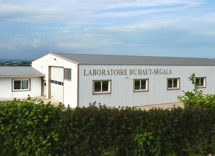 Laboratoire du Haut-Ségalan tehdas ranskalaisissa maalaismaisemissa.