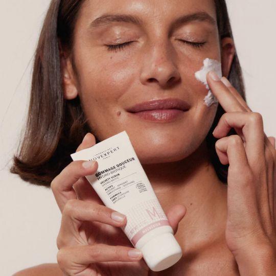 Novexpert Velvety Hydro-Biotic Scrub sisältää viittä erikokoista kuorivaa raetta, jotka yhdessä poistavat kuolleen ihosolukon ja epäpuhtaudet, jättäen ihon raikkaaksi, puhtoiseksi ja sileäksi.